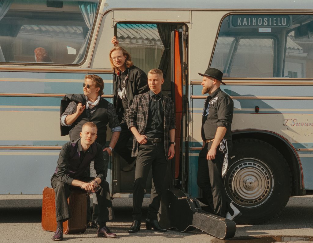 Komiat ja Albert Salminen Trio Esakallion perjantaissa.